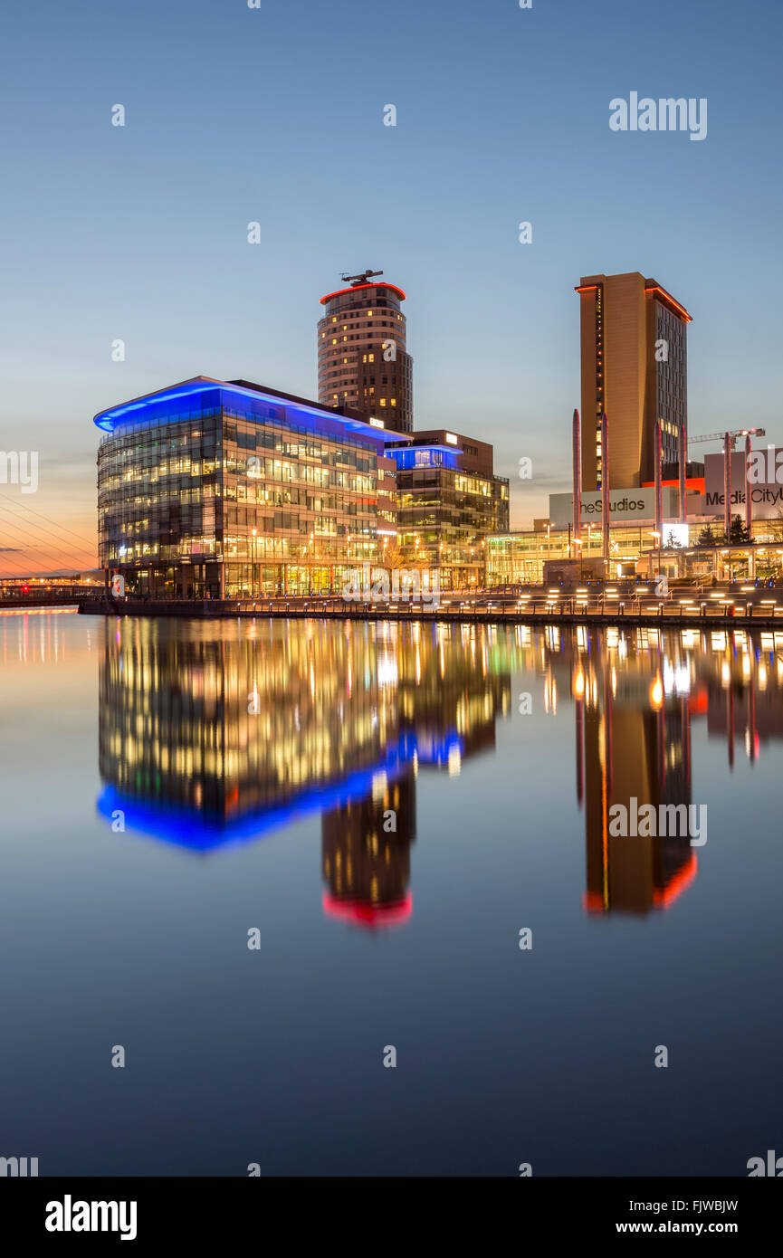 MediaCityUK e la BBC Studios di notte, Salford Quays, Greater Manchester, Inghilterra, Regno Unito Foto Stock