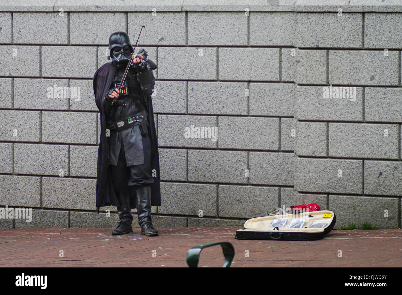 L'artista di strada in un Darth Vader costume a suonare il violino. Victoria, British Columbia, Canada. Foto Stock