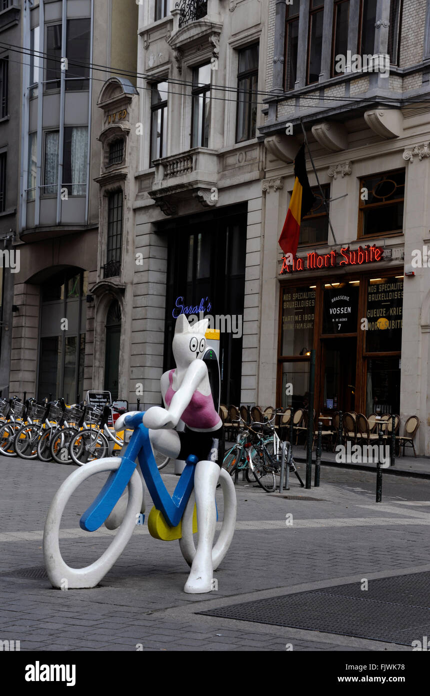 Cat on Bike scultura,La Chatte un velo,da Alain Sechas,2005,Bruxelles,Belgio Foto Stock