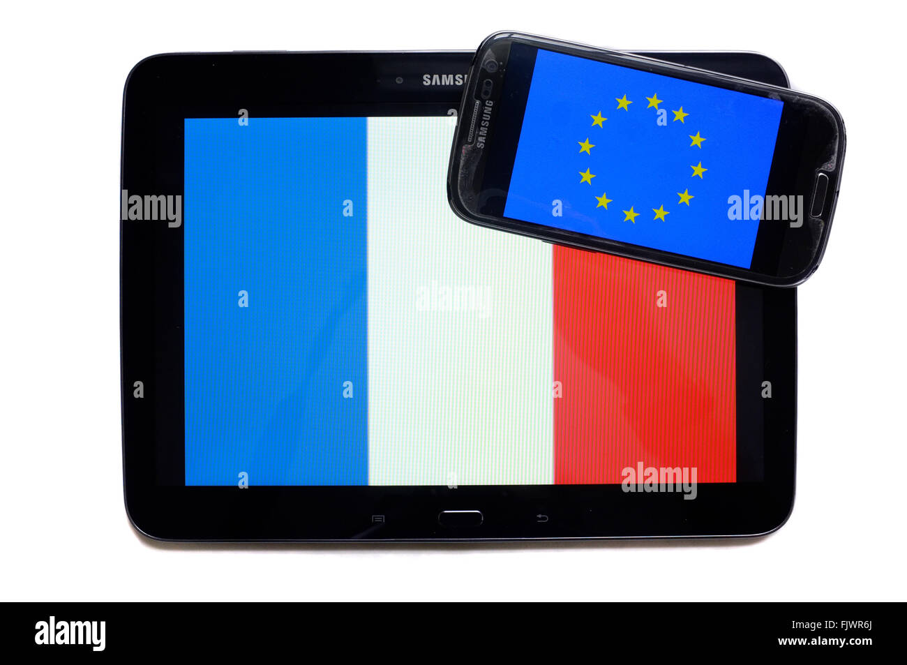 Bandiera della Francia visualizzati su una schermata di tablet con la bandiera dell'UE su uno smartphone fotografati contro uno sfondo bianco. Foto Stock
