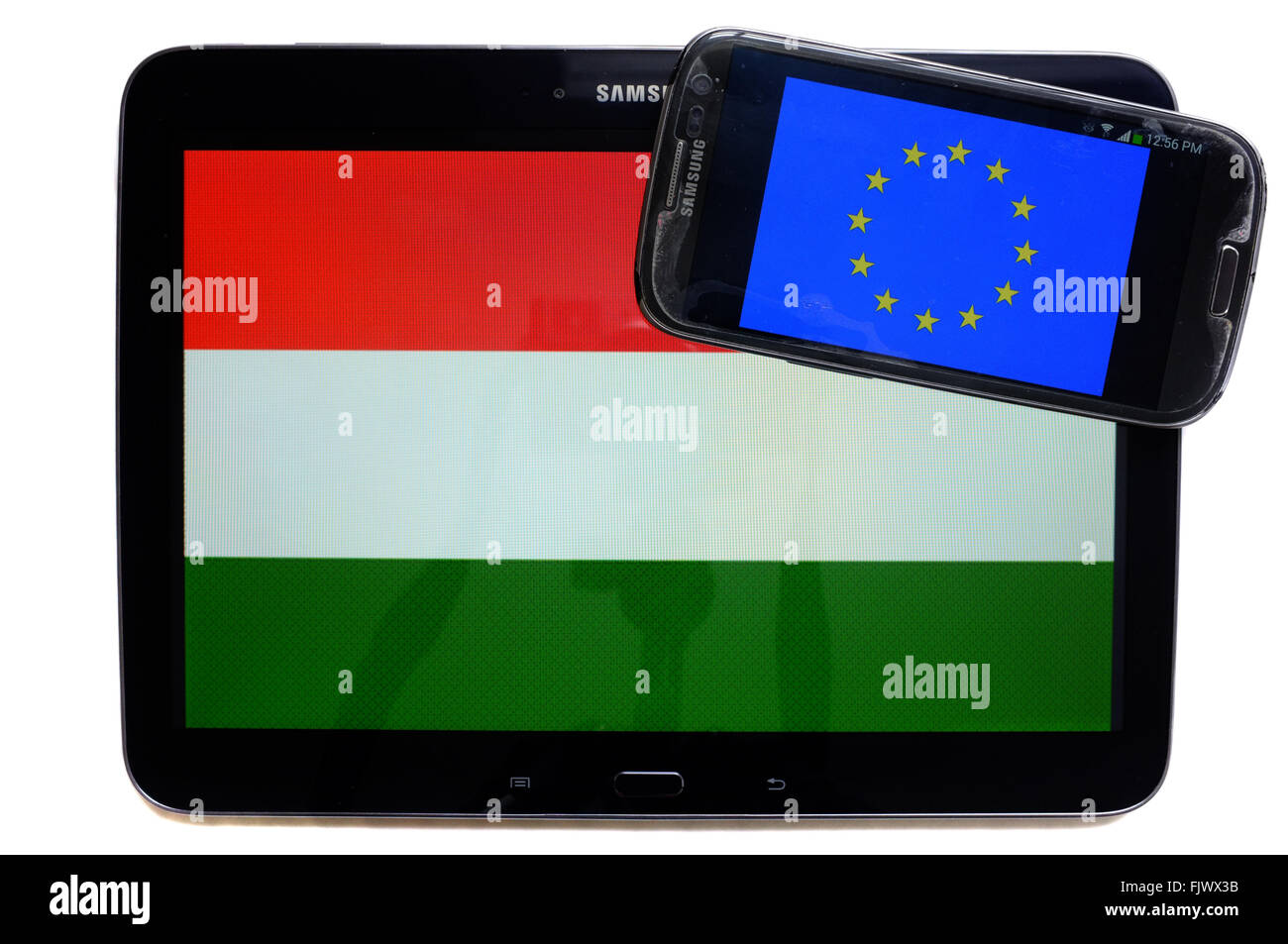 La bandiera di Ungheria visualizzati su una schermata di tablet con la bandiera dell'UE su uno smartphone fotografati contro uno sfondo bianco. Foto Stock