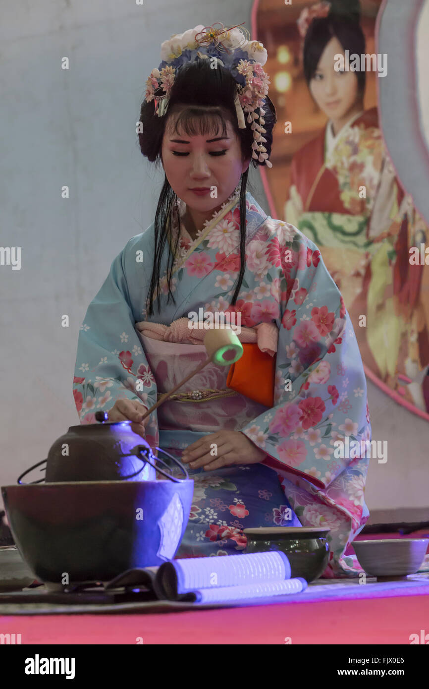 Geisha esegue una cerimonia del tè presso l'Oriental Festival a Torino Foto Stock