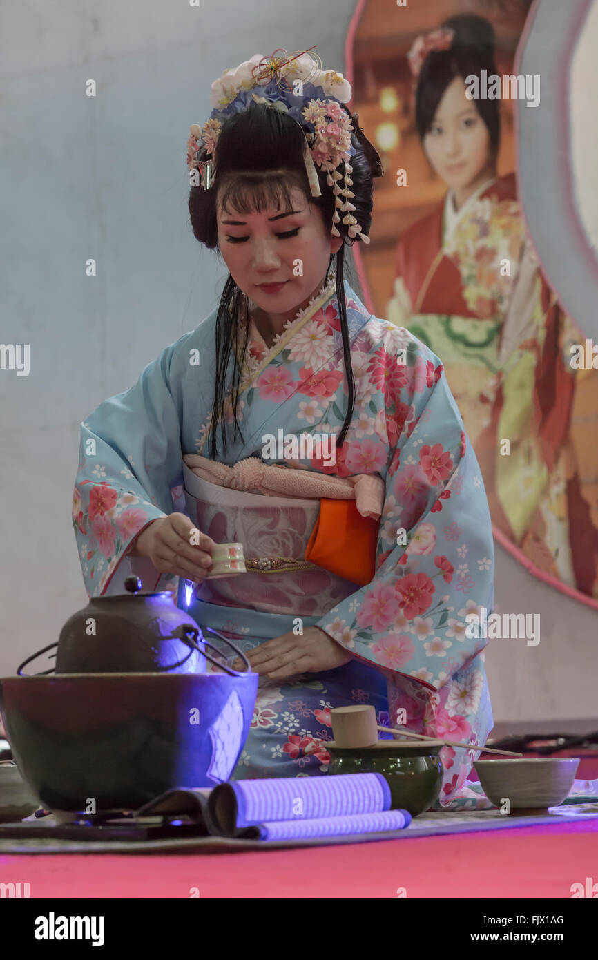 Geisha esegue una cerimonia del tè presso l'Oriental Festival a Torino Foto Stock