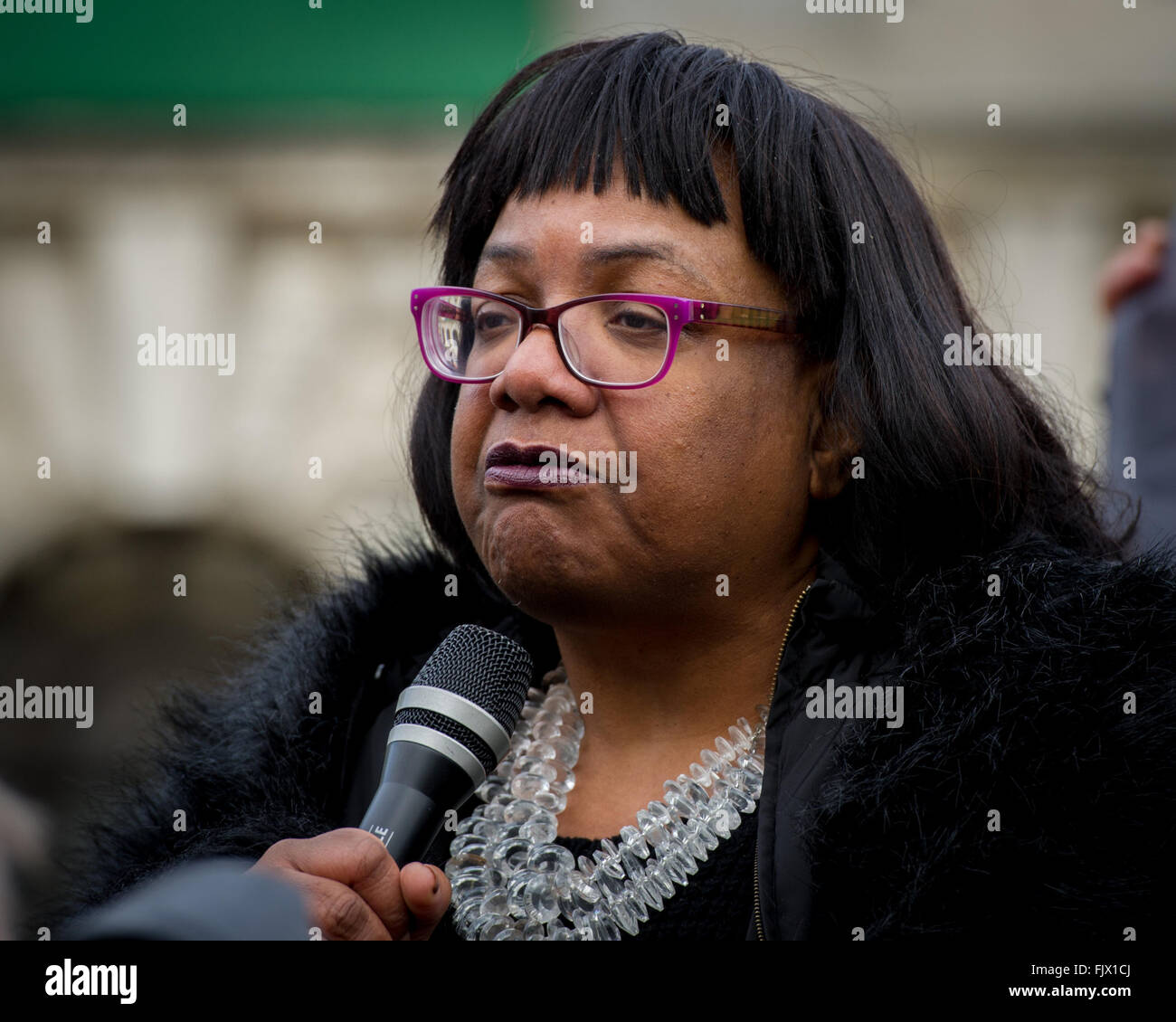 Diane Abbott MP parla in corrispondenza di un anti-fascista come protesta anti-immigrazione gruppi compresi il Fronte Nazionale (NF) e la difesa inglese League (EDL) protesta a Dover. Dotato di: Diane Abbott MP Dove: Dover, Regno Unito quando: 01 Feb 2016 Foto Stock