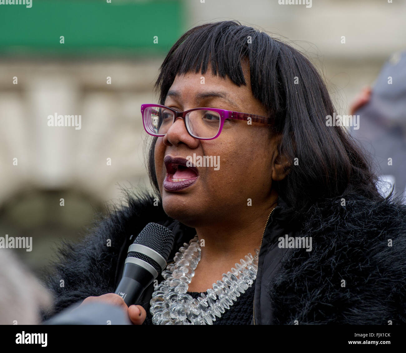 Diane Abbott MP parla in corrispondenza di un anti-fascista come protesta anti-immigrazione gruppi compresi il Fronte Nazionale (NF) e la difesa inglese League (EDL) protesta a Dover. Dotato di: Diane Abbott MP Dove: Dover, Regno Unito quando: 01 Feb 2016 Foto Stock