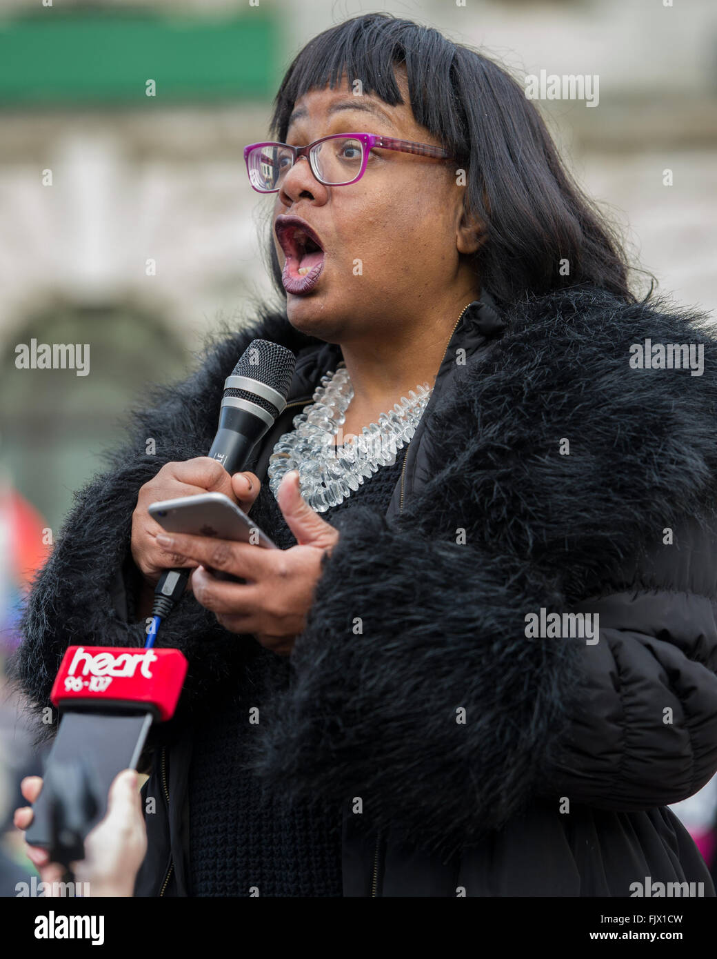 Diane Abbott MP parla in corrispondenza di un anti-fascista come protesta anti-immigrazione gruppi compresi il Fronte Nazionale (NF) e la difesa inglese League (EDL) protesta a Dover. Dotato di: Diane Abbott MP Dove: Dover, Regno Unito quando: 01 Feb 2016 Foto Stock