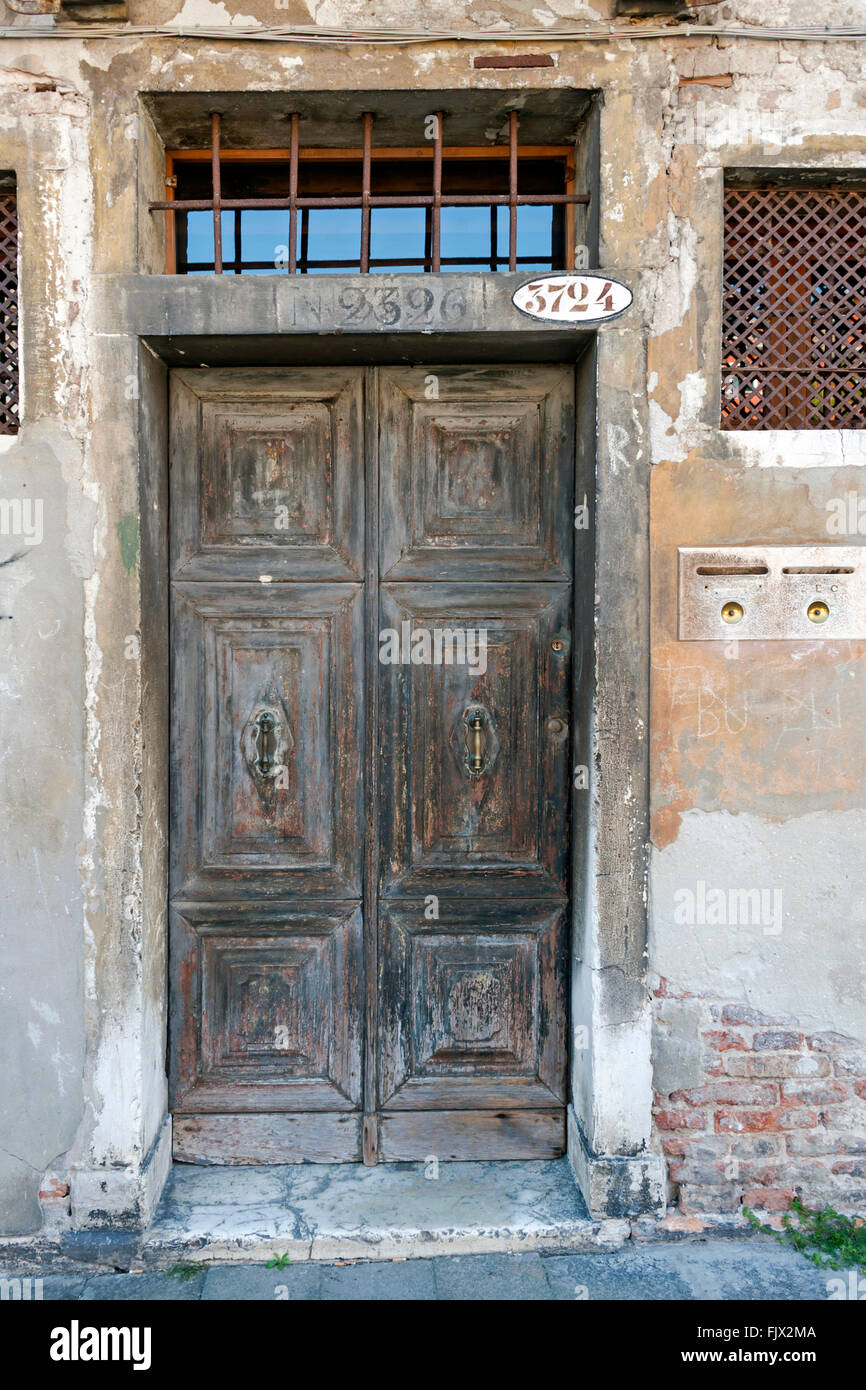 Ingresso di un vecchio edificio con 2 campane a Venezia Italia Foto Stock