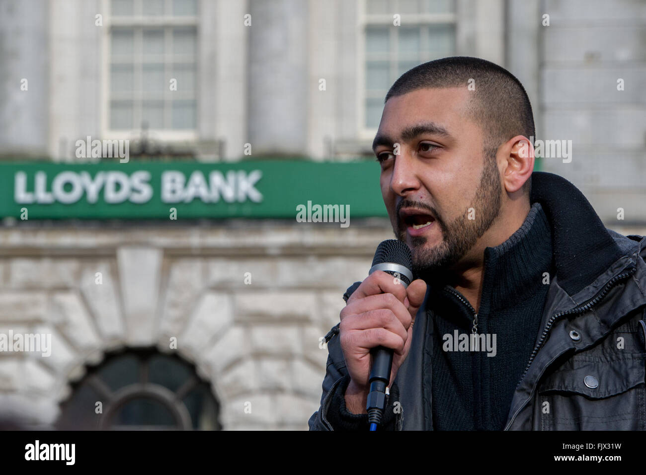 Syed Bokhari, co-fondatore di Londra2Calais, un rifugiato alla rete di supporto, parla in corrispondenza di un anti-fascista come protesta anti-immigrazione gruppi compresi il Fronte Nazionale (NF) e la difesa inglese League (EDL) protesta a Dover. Dotato di: Syed Bokhari, co-fondatore di Londra2Calais dove: Dover, Regno Unito quando: 01 Feb 2016 Foto Stock