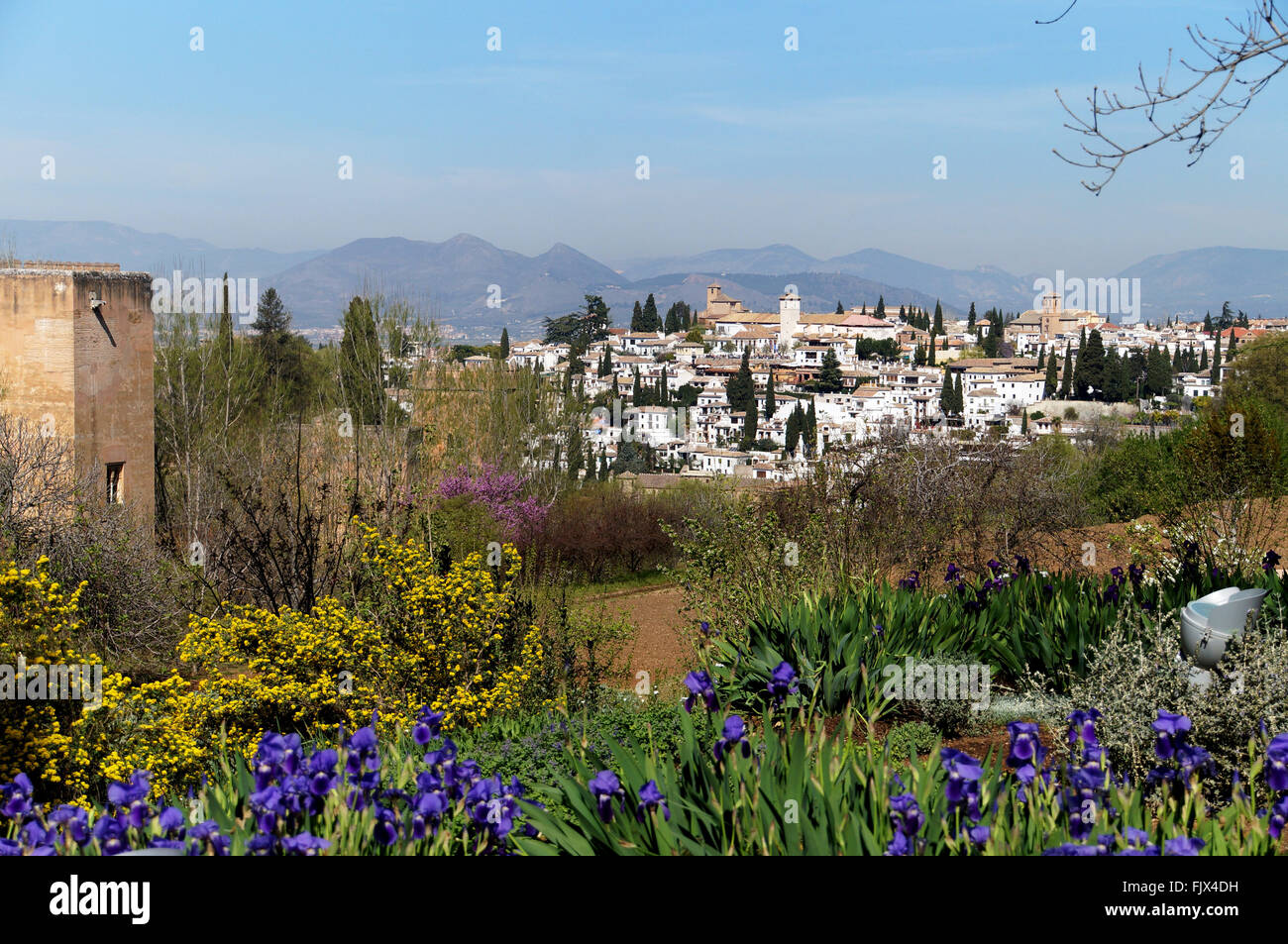 Paese vista laterale di montagne e città con fiori in Granada Spagna Foto Stock