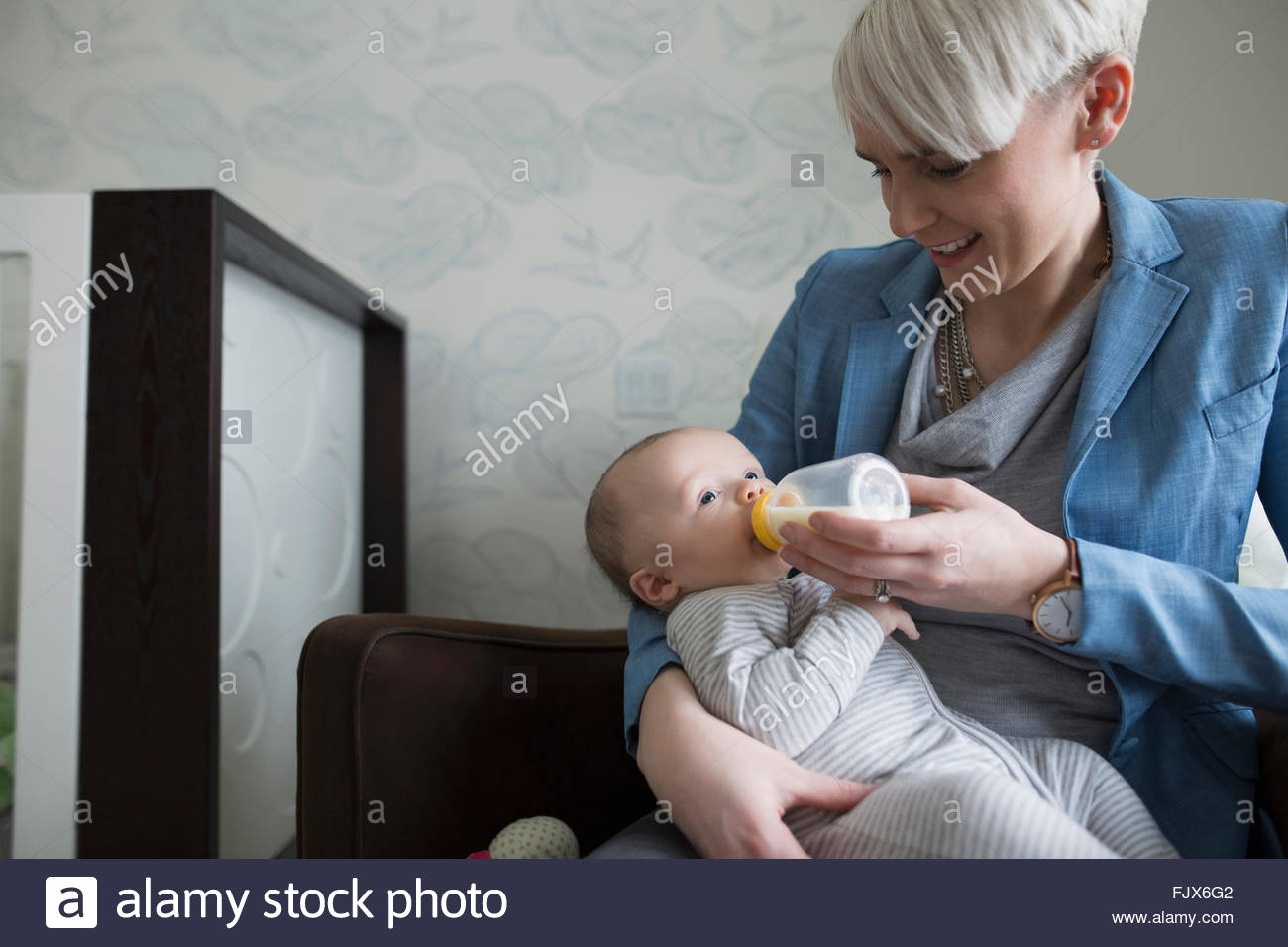 Alimentazione madre figlio bambino con bottiglia Foto Stock
