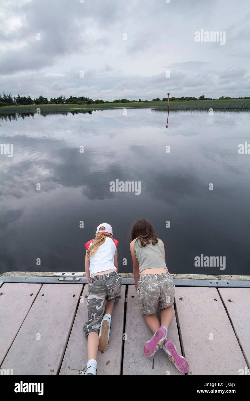 I bambini sulla parte superiore del Lough Erne al castello di Crom Fermanagh Irlanda del Nord Foto Stock