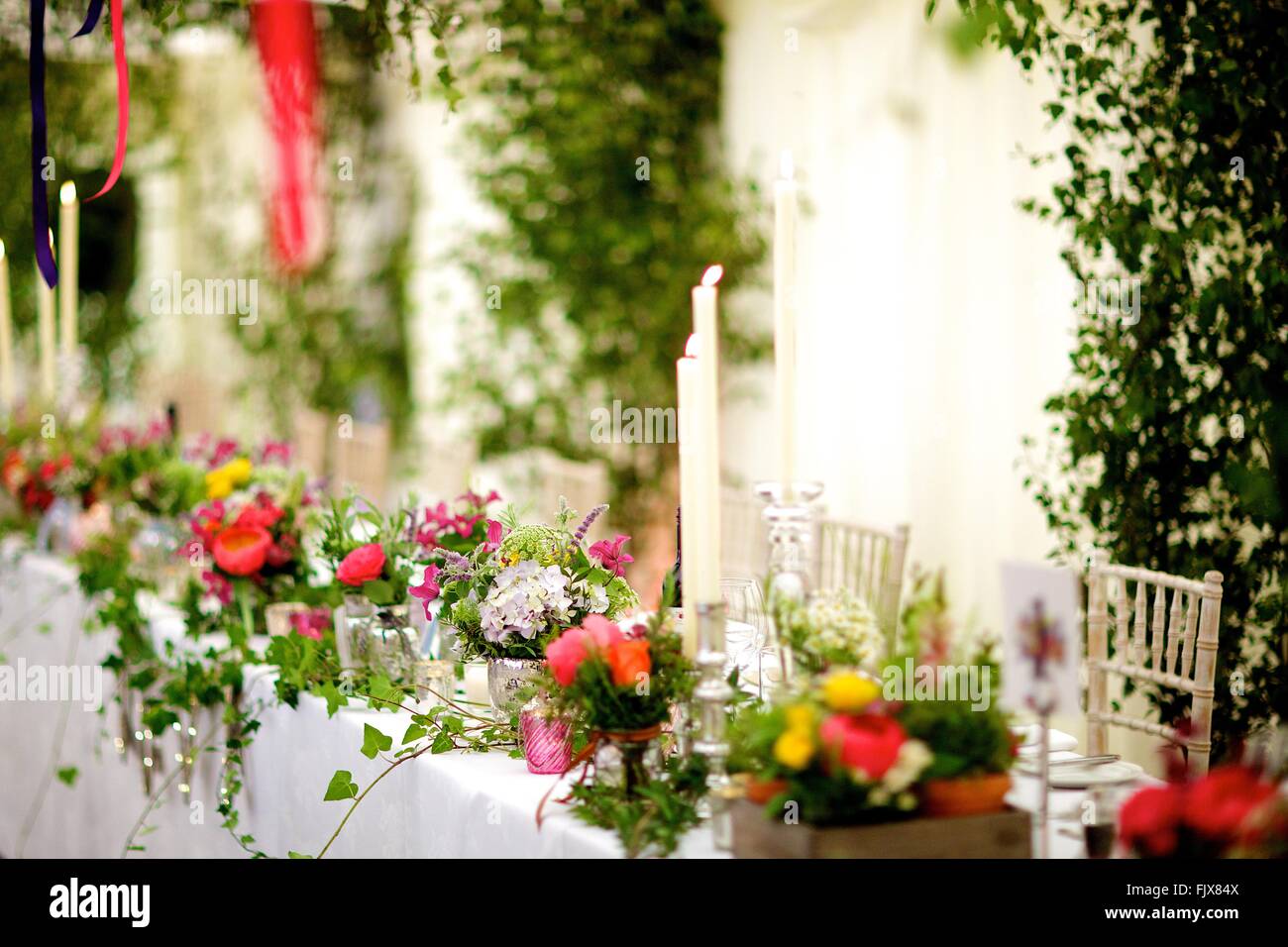 Matrimoni, Eventi, banchetti o occasione speciale decorazione della tavola e fiori e sposa sposo, top Table, Tabella di banchetti Foto Stock