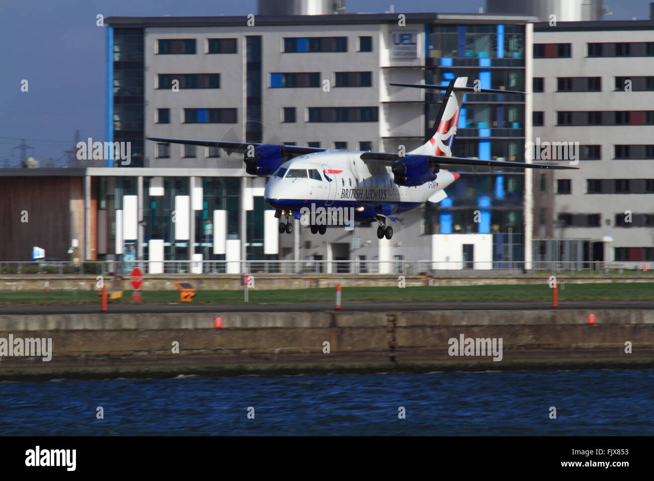 D-CIRP Sun Air della Scandinavia Dornier 328-120. Atterra all'Aeroporto di London City con il Campus UEL sullo sfondo. Foto Stock