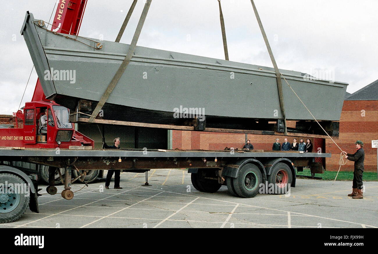 AJAXNETPHOTO. 8° febbraio, 1994. SOUTHSEA. In Inghilterra. - Presentano arriva - una guerra mondiale II fanteria Landing Craft simile al tipo utilizzato per il D-Day invasione della Normandia nel giugno 1944, essendo scaricati presso il Museo del D-Day. Foto:JONATHAN EASTLAND/AJAX REF:6076 05 2 Foto Stock