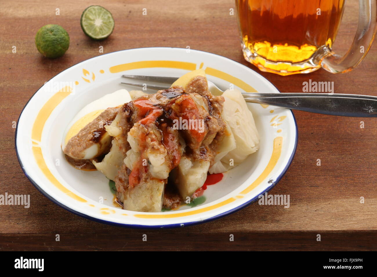 Siomai Bandung, Sundanese street-food di gnocchi di patate con salsa di arachidi, placcata su una piastra di stagno. Foto Stock