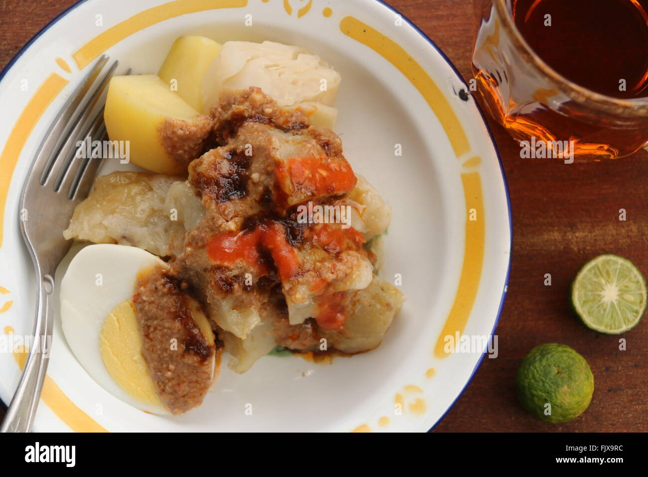 Siomai Bandung, Sundanese street-food di gnocchi di patate con salsa di arachidi, placcata su una piastra di stagno. Foto Stock