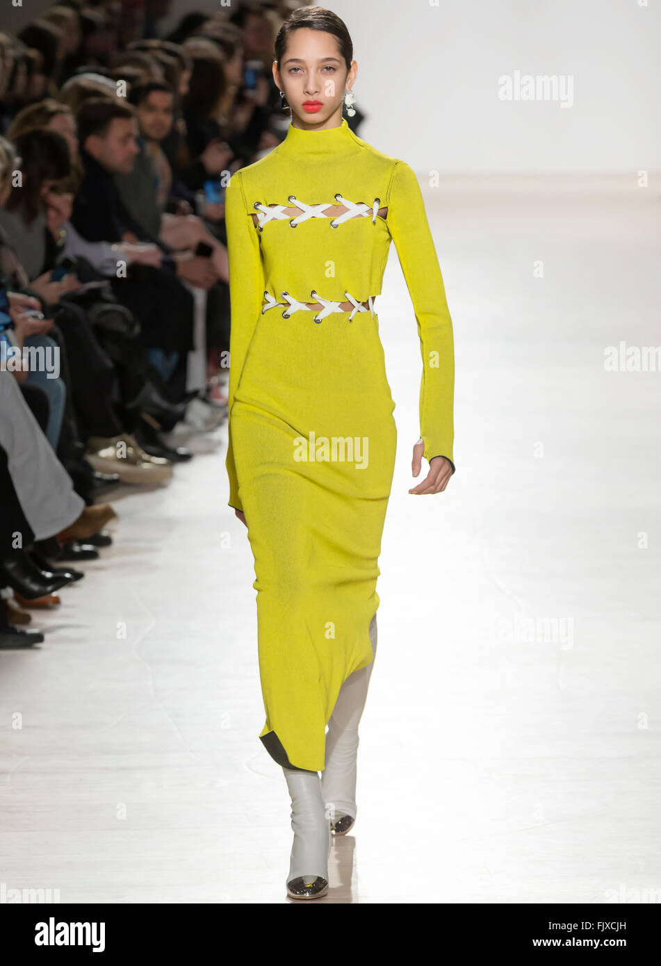 La città di New York, Stati Uniti d'America - 17 Febbraio 2016: Yasmin Wijnaldum passeggiate la pista di Proenza Schouler visualizza durante la NYFW F/W 2016 Foto Stock