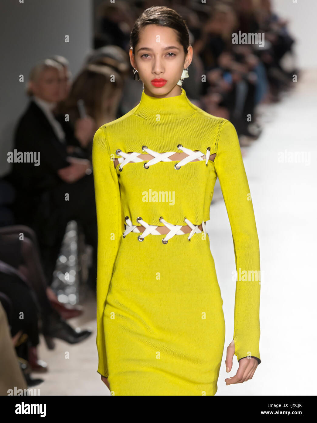 La città di New York, Stati Uniti d'America - 17 Febbraio 2016: Yasmin Wijnaldum passeggiate la pista di Proenza Schouler visualizza durante la NYFW F/W 2016 Foto Stock