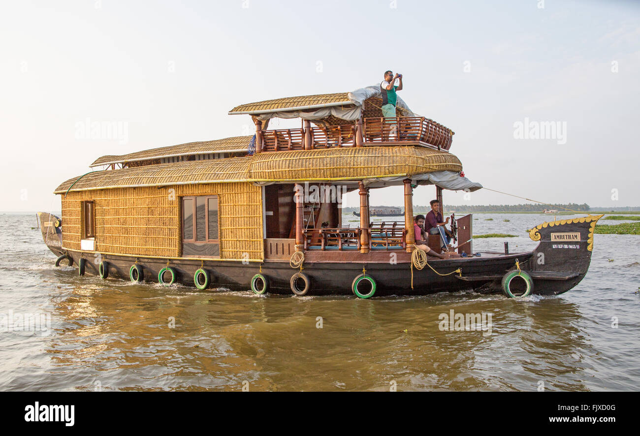 Casa galleggiante tradizionale sulle lagune nei pressi di Alleppey Kerala India Foto Stock