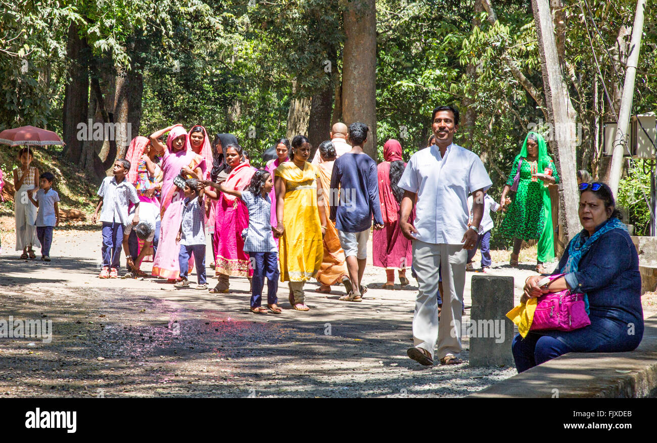 Famiglia indiana immettendo il KTCD Wildlife Resort Aranya Nivas Thekkady Kerala India Foto Stock