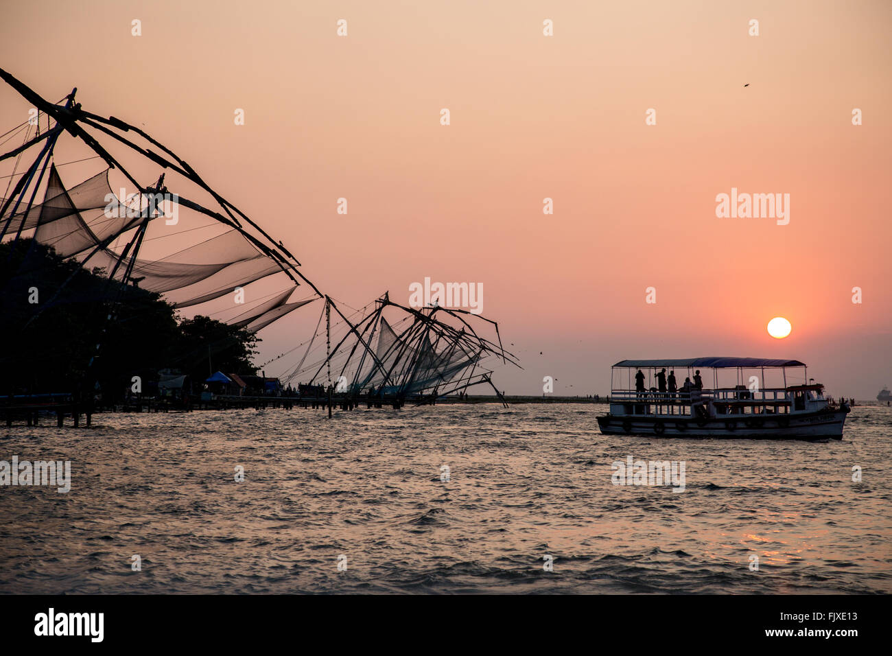 Il tramonto del cinese reti da pesca Cochin India Kerala Foto Stock