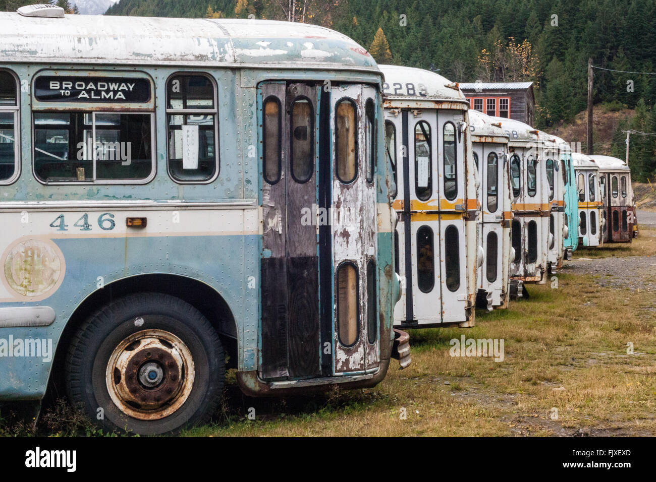 Il vecchio centro storico abbandonato Brill Filobus, al di là del necessario per la riparazione, dipinto, arrugginito, graffiato e usurati. Foto Stock