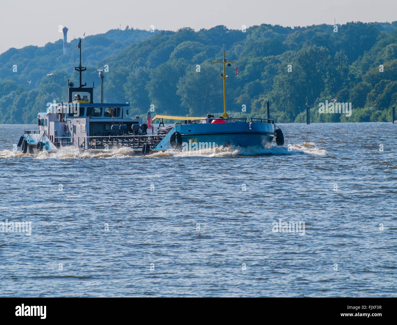 Bunker nave 'Seeve' vela sul fiume Elba vicino Rissen, Amburgo, Germania. Foto Stock