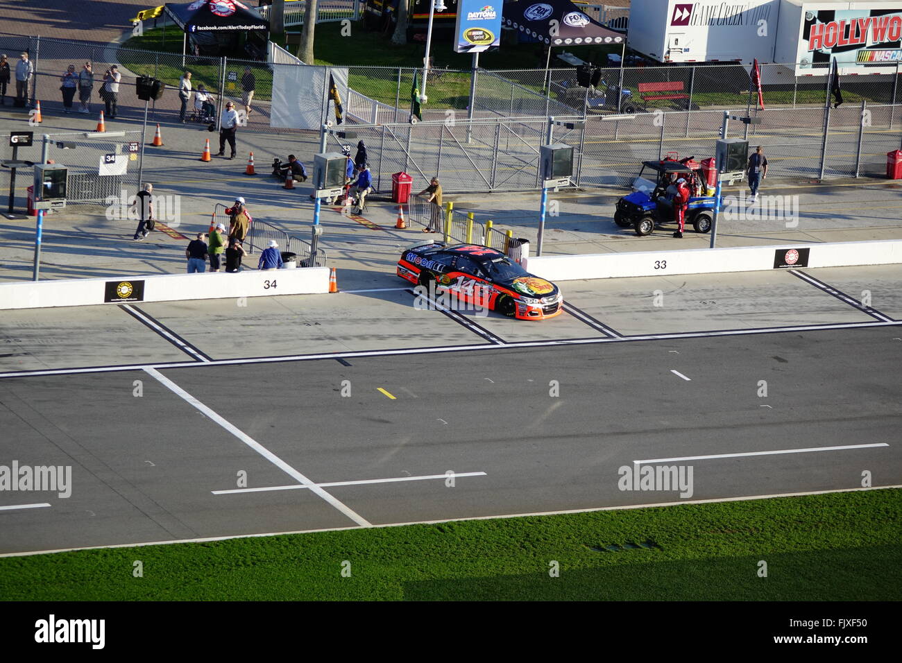 Gara auto lasciando la zona paddock durante una esecuzione pratica, Daytona International Speedway Foto Stock