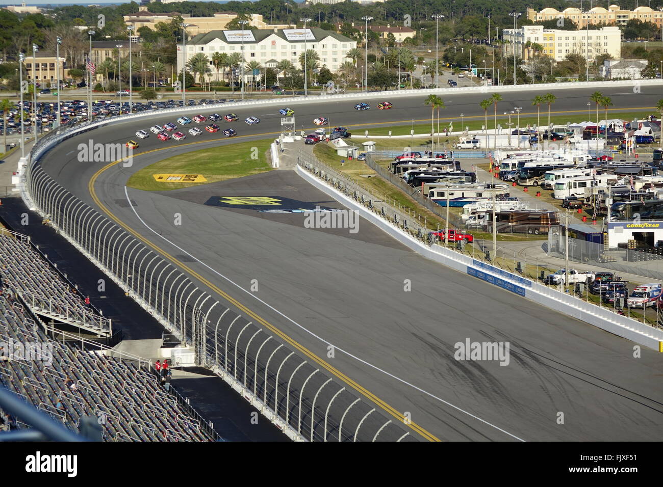Vetture da gara prendendo una esecuzione pratica al Daytona International Speedway Foto Stock