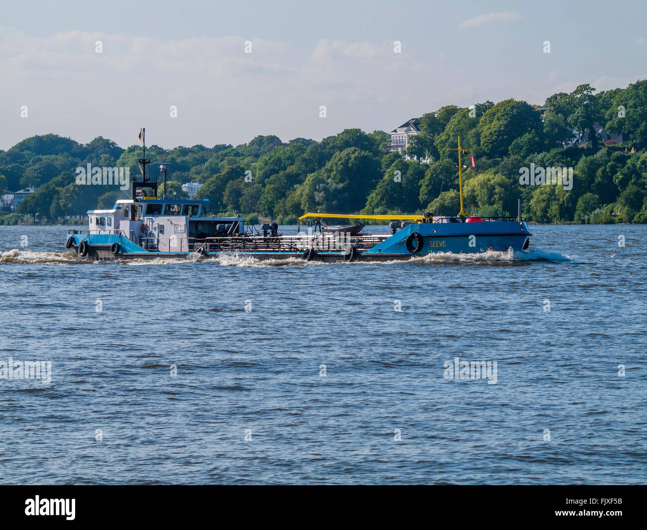 Bunker nave 'Seeve' vela sul fiume Elba vicino Rissen, Amburgo, Germania. Foto Stock