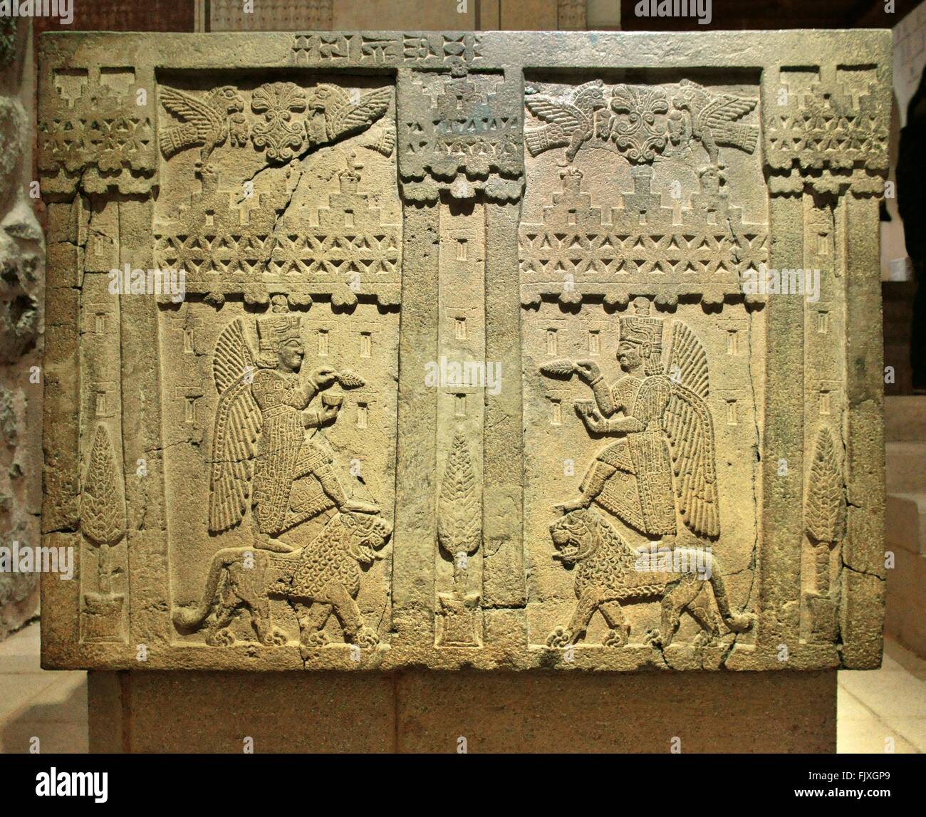 Basalto intagliato da Kef Kalesi. Il cuneiforme e script di dio alato a Haldi su Lions. 7C BC. Museo delle Civiltà Anatoliche, Ankara Foto Stock