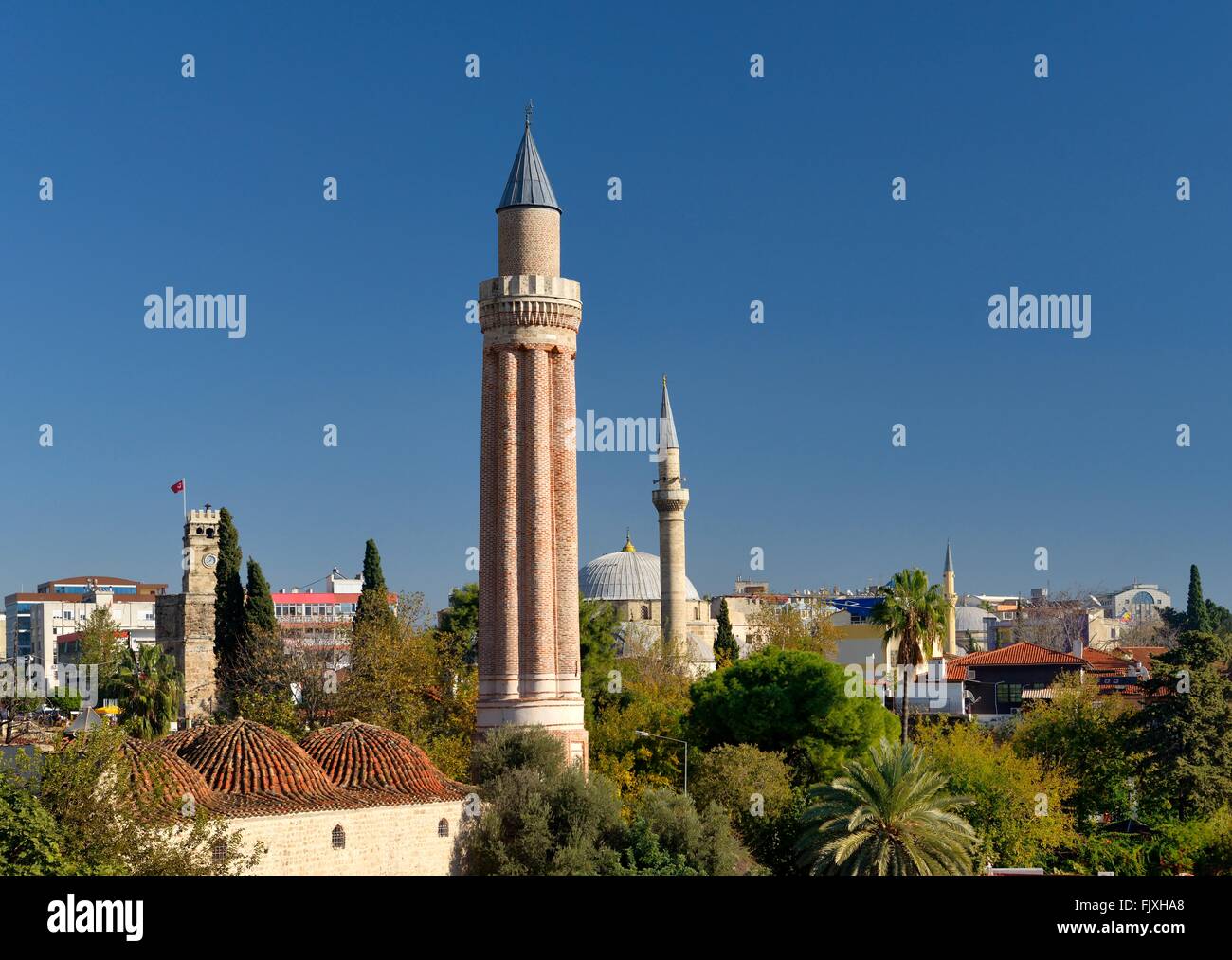 Le pieghe di antica moschea Minareto Yivli aka minare, Alaaddin, Ulu Cami Camii Grand. Kaleici centro storico di Antalya, Turchia Foto Stock