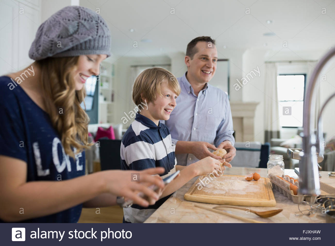 Famiglia cottura in cucina Foto Stock