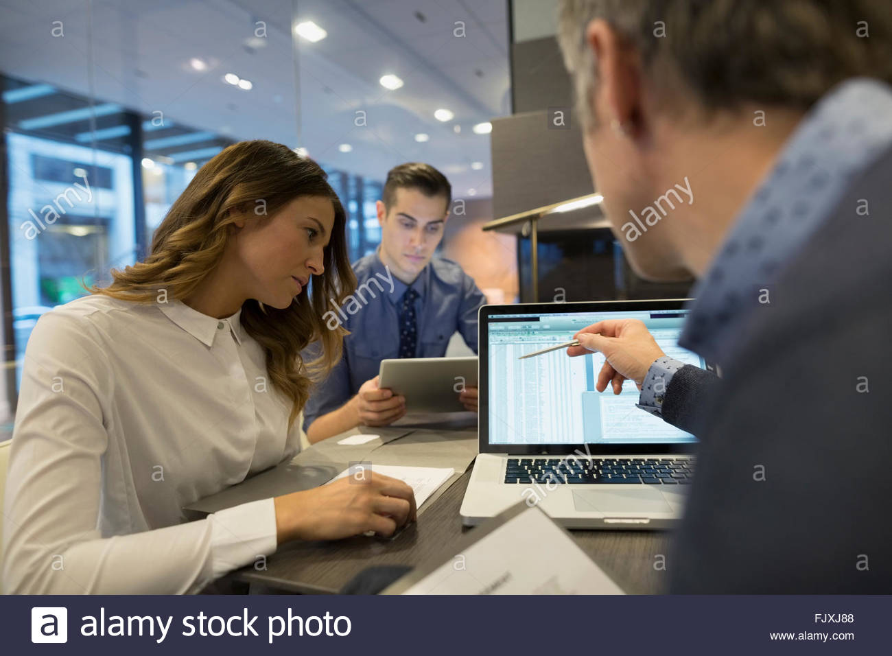 La gente di affari con computer portatile ufficio boss 25-29 Foto Stock