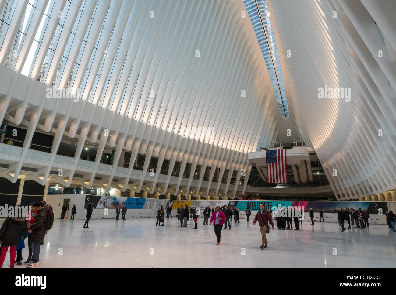 Le persone scattano fotografie all'interno dell'occhio del World Trade Center di Trasporto Hub progettato da Santiago Calatrava il giorno dell'apertura. Foto Stock