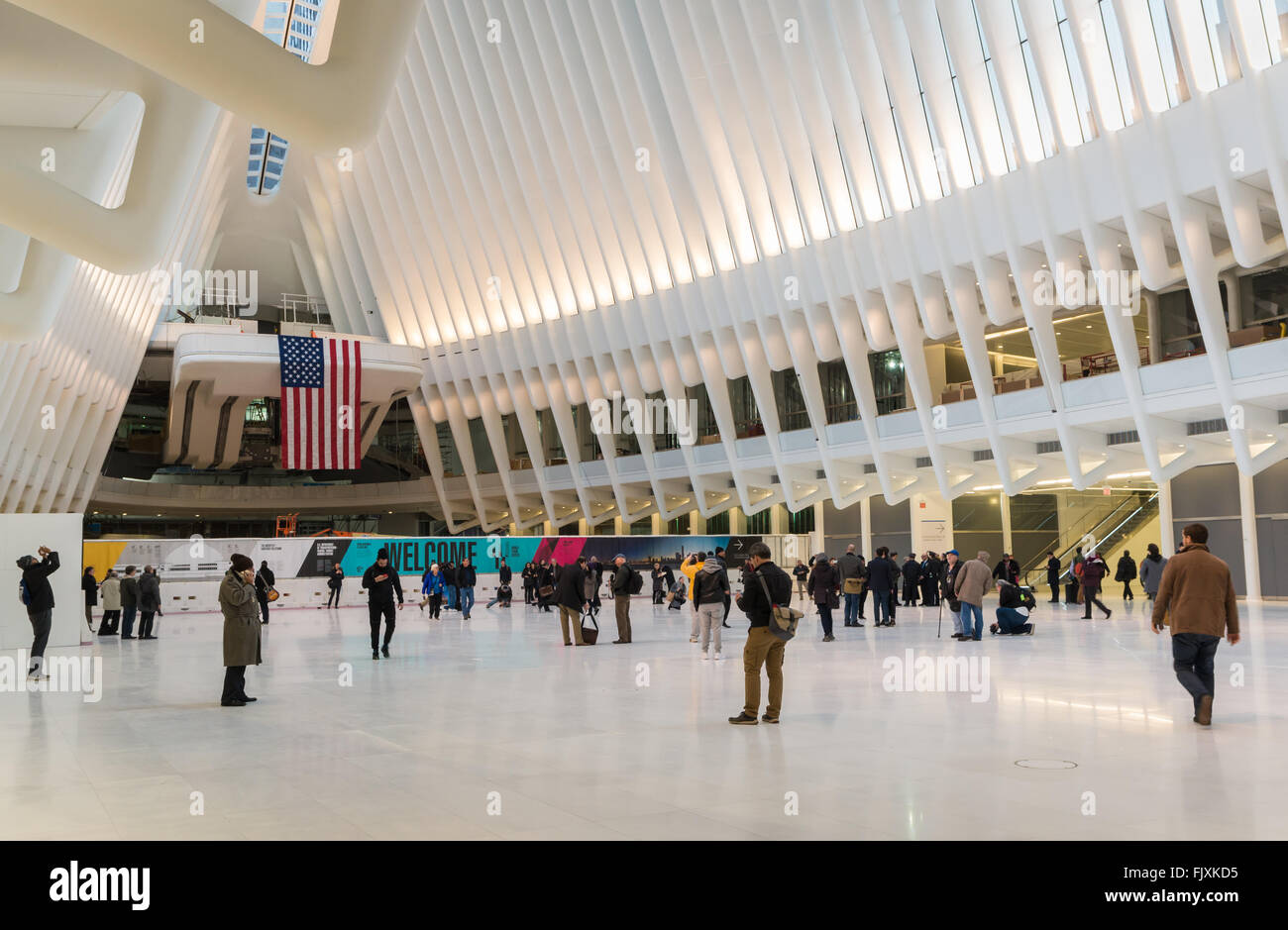 Le persone scattano fotografie all'interno dell'occhio del World Trade Center di Trasporto Hub progettato da Santiago Calatrava il giorno dell'apertura. Foto Stock