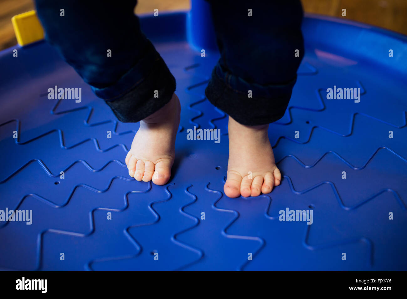 In prossimità dei piedi del bambino in un dispositivo giocattolo Foto Stock