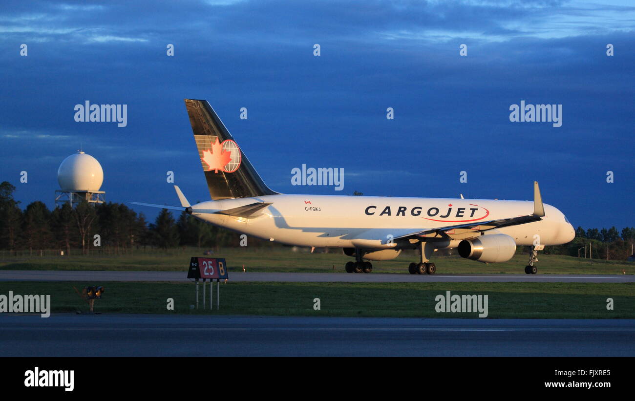 Boeing 757-223 C-FGKJ CargoJet al YOW Ottawa in Canada, 04 giugno 2015 Foto Stock