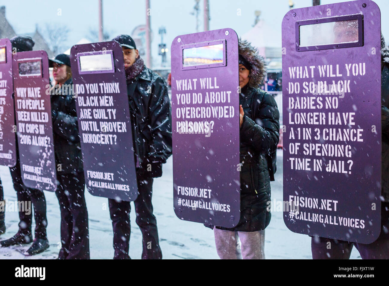 Detroit, Michigan, Stati Uniti d'America. 3 Marzo, 2016. Lavoro e attivisti della comunità rally vicino al sito del repubblicano candidati presidenziali" del dibattito, opponendosi soprattutto la parte anteriore-runner, Donald Trump. Credito: Jim West/Alamy Live News Foto Stock