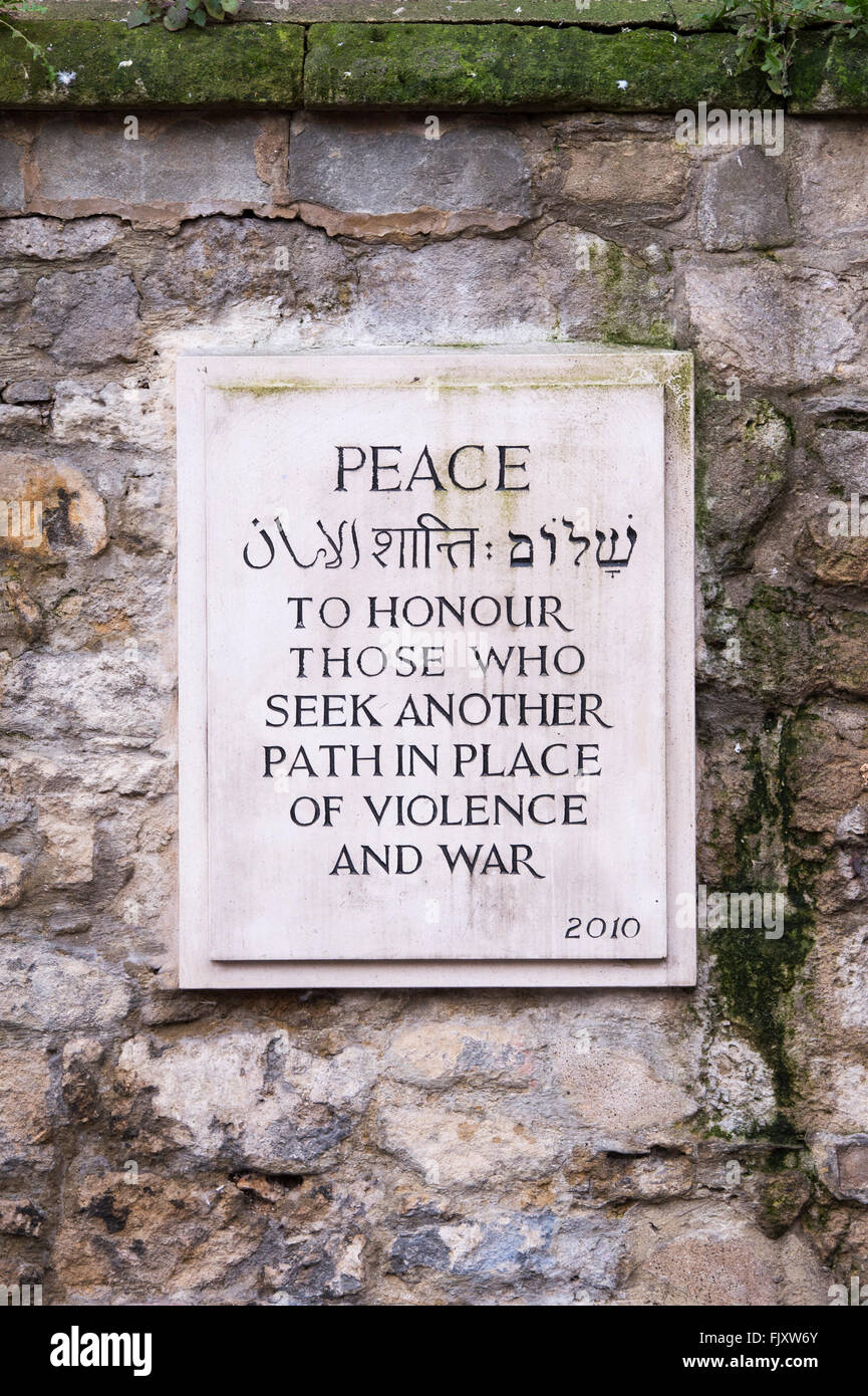 In onore di coloro che cercano un altro percorso in luogo di violenza e di guerra. Stone multireligiosi segno di pace. Oxford, Inghilterra Foto Stock