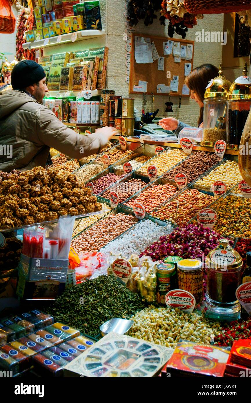 Il Bazaar delle spezie e Misir Carsisi istanbul city center, Turchia, date dal 1660. cibo negozio delicatessen all'interno. quartiere Eminonu. Foto Stock