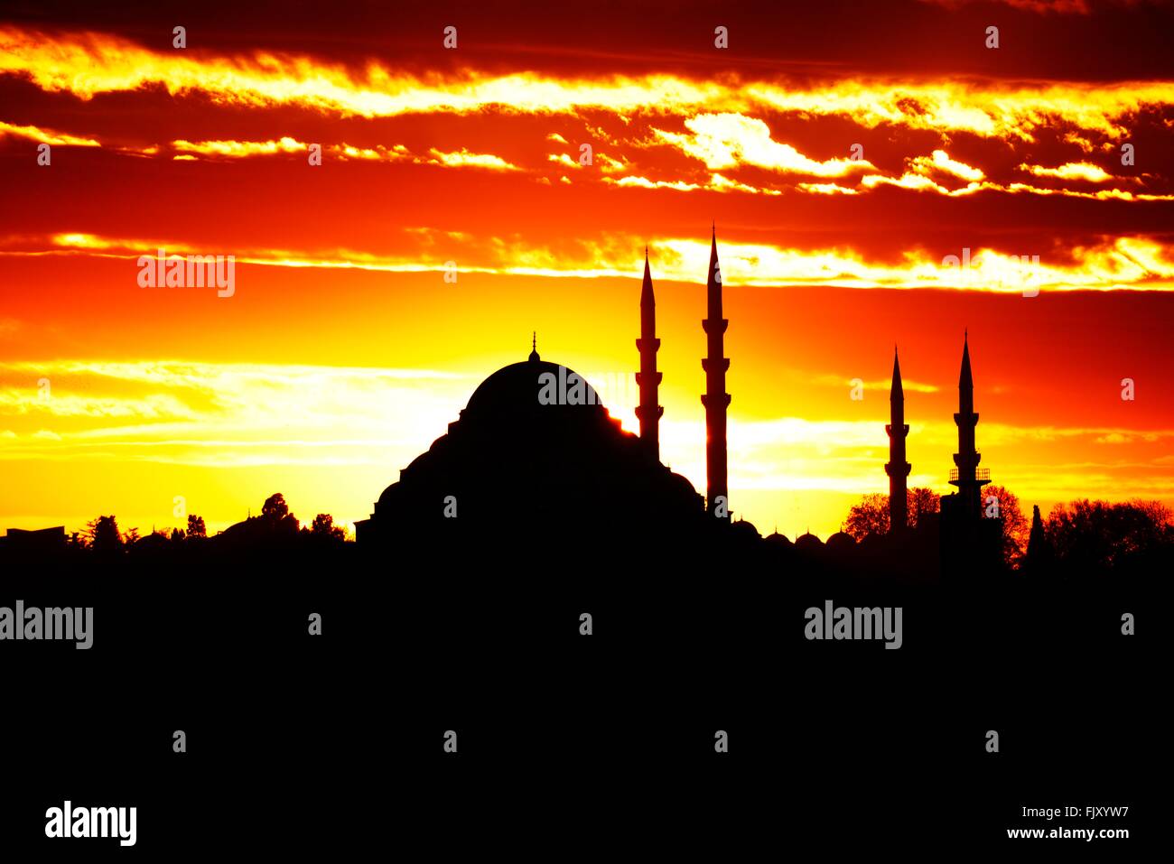 Tramonto dietro la Moschea di Suleymaniye e minareti, Istanbul, Turchia. Ottoman Imperial date islamica da 1550 visto da N.E. Foto Stock