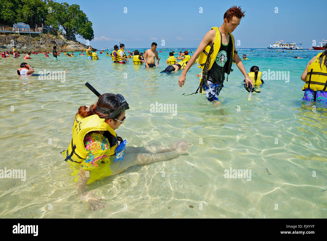 Pulau Pinang, una piccola isola vicino a Pulau Redang, è un popolare punto di snorkeling per i gruppi di turisti cinesi. Foto Stock