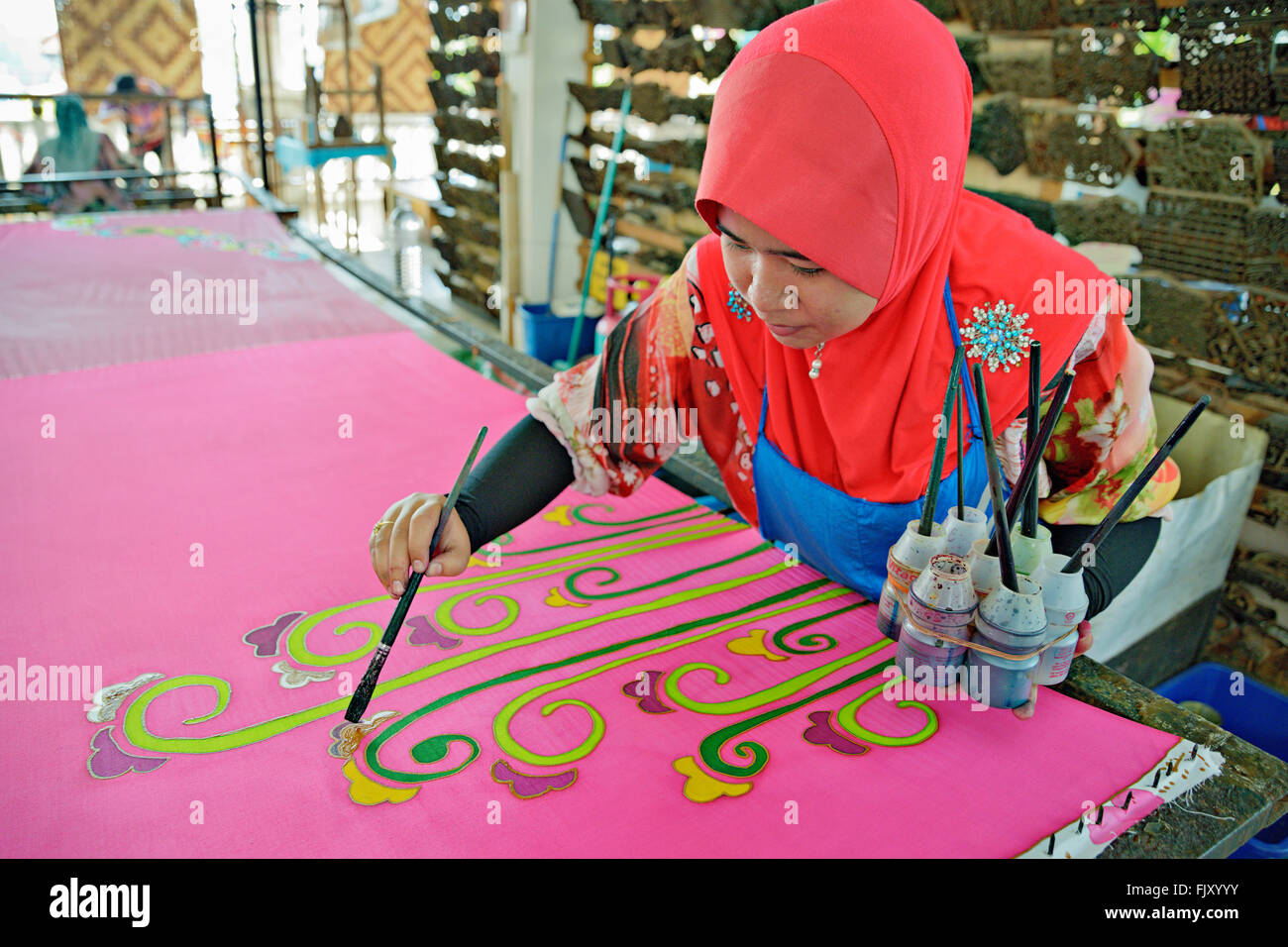 Tradizionale pittura batik (mano libera) in Terengganu, Malaysia. Foto Stock