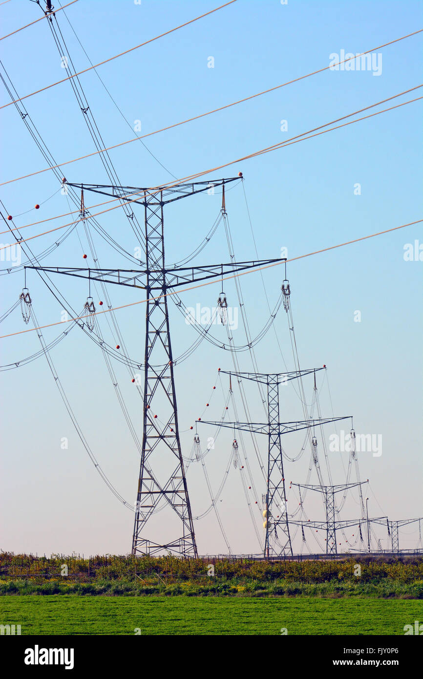 Di energia elettrica ad alta tensione linea di pilone Foto Stock
