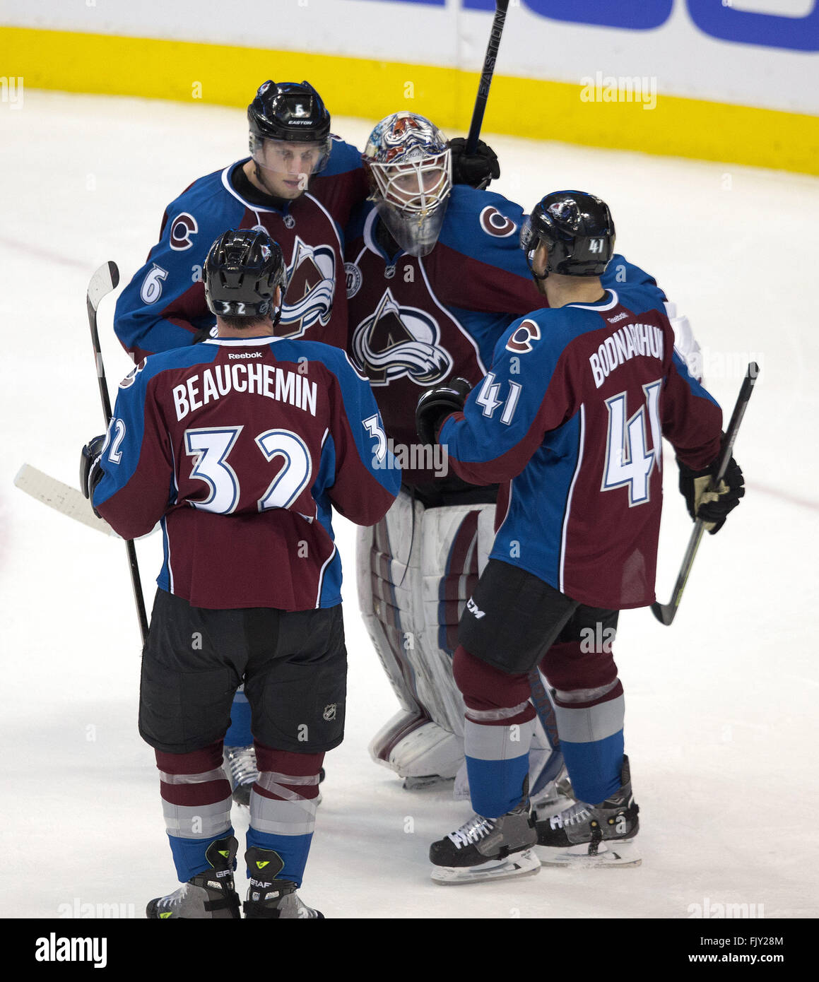 Denver, Colorado, Stati Uniti d'America. 3 Mar, 2016. Avalanche G CALVIN PICKARD, centro riceve complimenti da compagni di squadra alla fine del gioco presso il Pepsi Center giovedì notte. La valanga sbattere le pantere 3-2. © Hector Acevedo/ZUMA filo/Alamy Live News Foto Stock