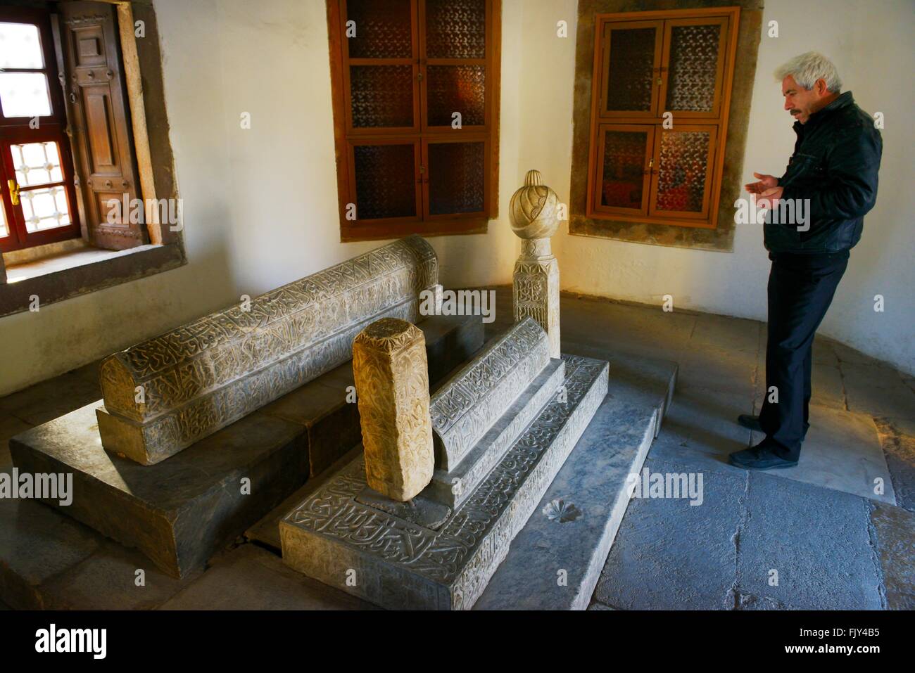 Museo di mevlana, città di Konya, Turchia. il 16c tomba mausoleo di hurrem pascià nel Cortile della moschea Foto Stock