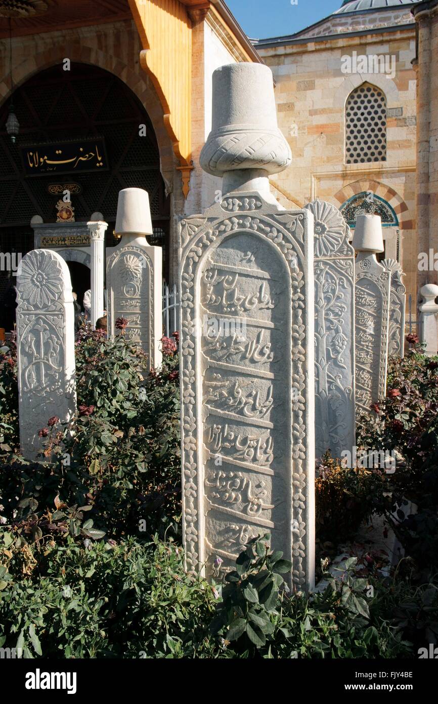 Museo di Mevlana, città di Konya, Turchia. Bianco ornato di lastre grave contrassegnare il Sufi reed e flauto ney giocatori derviscio armato tombe Foto Stock