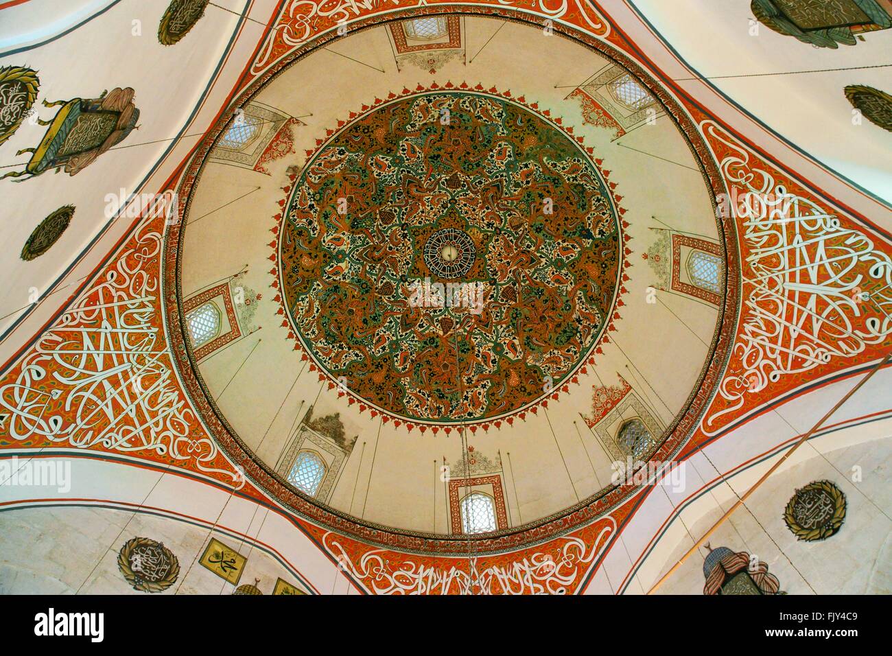 Museo di mevlana, città di Konya, Turchia. cercando fino all'interno della cupola della moschea Foto Stock