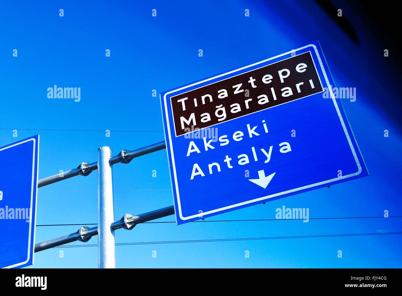 Autostrada autostrada direzione segno a Antalya akseki visto attraverso la finestra di automobile a intersezione in seydisehir, Anatolia, Turchia Foto Stock